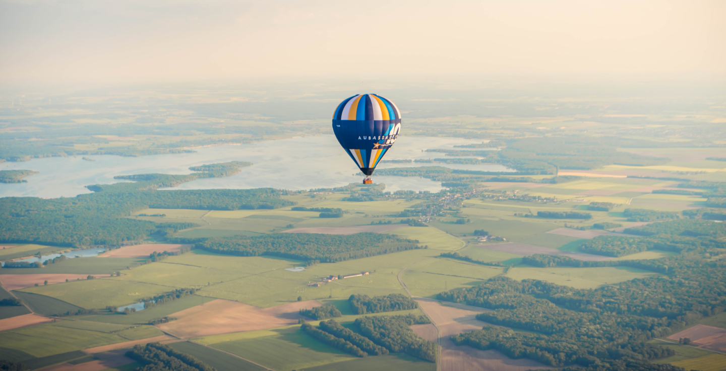 aubassadeur airfly au dessus des champs